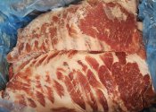 Giá thịt lợn vẫn cao ngất, nhiều người đổ xô mua thịt đông lạnh siêu rẻ